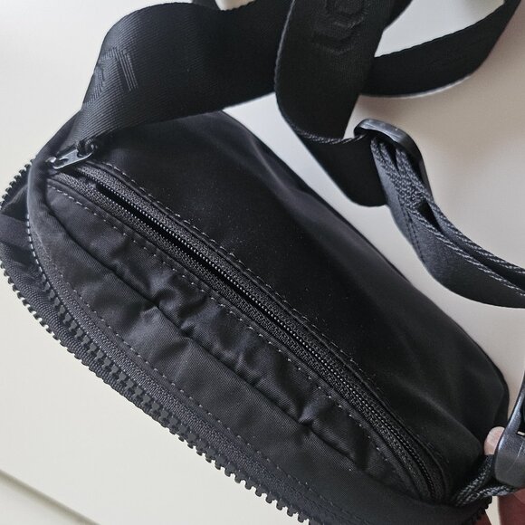 Lole Unisex Belt Bag - Adjustable Strap & 3 Mesh Storage Compartments, Black - Picture 3 of 4